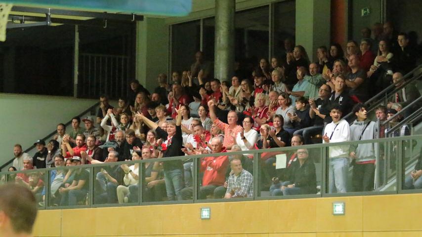 Rund 150 Treuchtlinger Fans waren mitgereist und unterstützten ihr VfL-Team in der Ansbacher Weinberghalle. 