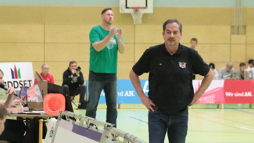 Die Trainer Stephan Harlander (VfL, vorn) und Martin Ides (hapa, hinten).