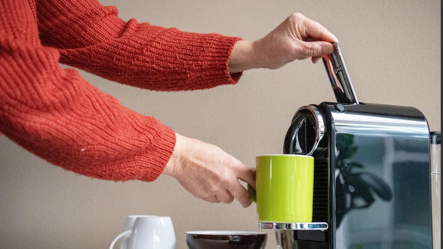 Schluss mit Kaffee im Büro? Will der Arbeitgeber, dass bestimmte Elektrogeräte aus Energiespargründen aus bleiben, müssen Beschäftigte das akzeptieren.