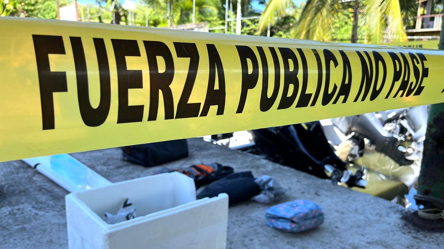 Dieses vom costaricanischen Sicherheitsministerium zur Verfügung gestellte Foto zeigt persönliche Gegenstände der Fluggäste, die zusammen mit Teilen eines zweimotorigen Turboprop-Flugzeugs aus den karibischen Gewässern geborgen wurden.