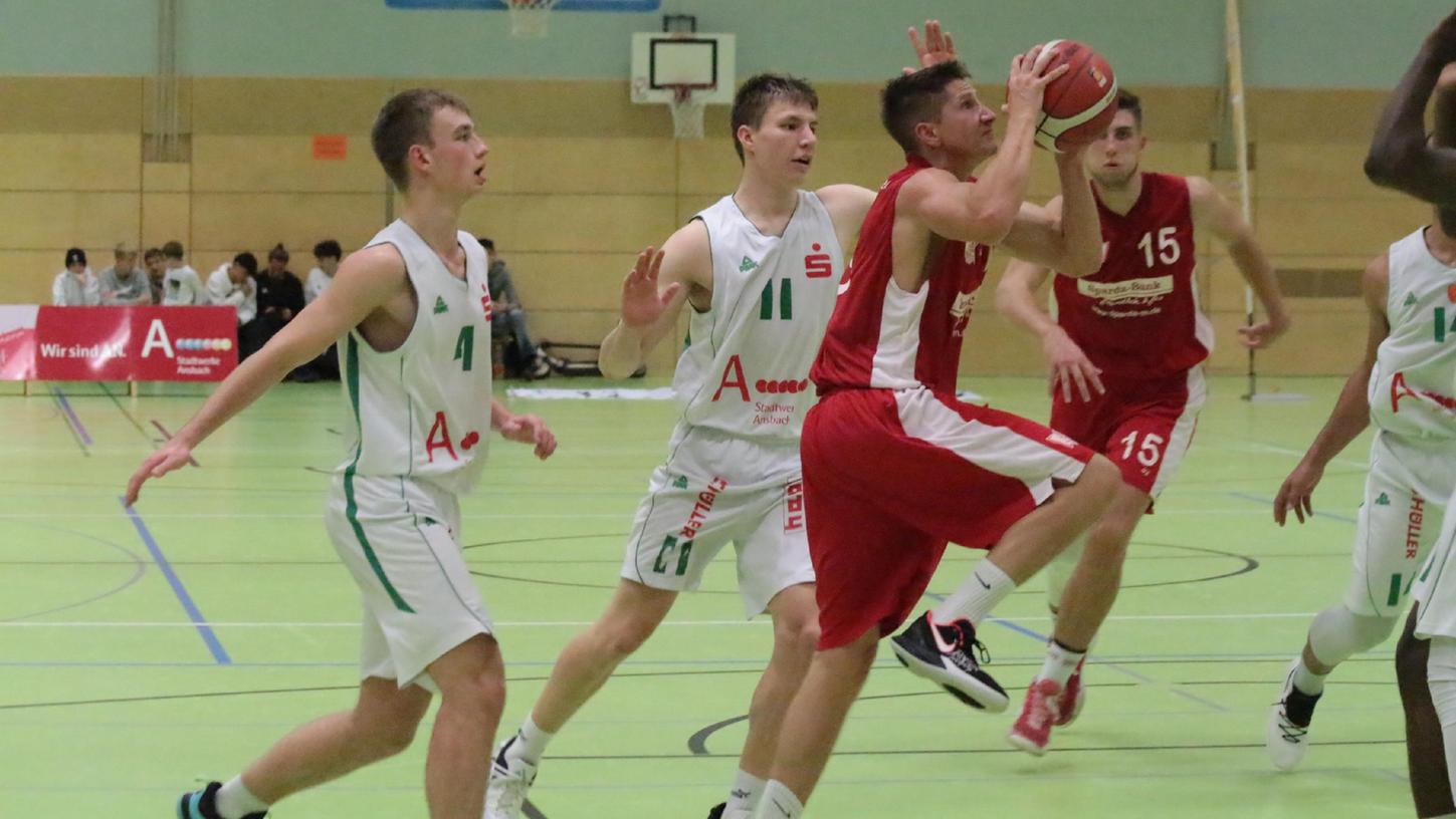 Man kennt sich: Treuchtlingens Claudio Huhn (am Ball), im Duell mit seinem früheren Teamkollegen Moritz Eckert (Nr. 11), der seine zweite Saison für Ansbach spielt.