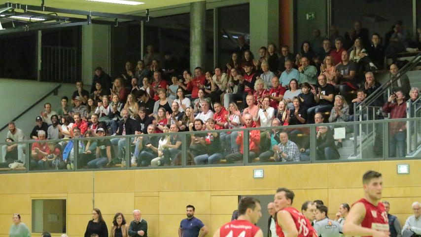 An Unterstützung mangelte es den VfL-Baskets nicht: Ein Drittel der Zuschauertribüne in der Weinberghalle in Ansbach war mit Treuchtlinger Fans gut gefüllt. Sie feuerten ihr Team an, bejubelten 70 Punkte, mussten am Ende aber enttäuscht heimfahren. An Unterstützung mangelte es den VfL-Baskets nicht: Ein Drittel der Zuschauertribüne in der Weinberghalle in Ansbach war mit Treuchtlinger Fans gut gefüllt. Sie feuerten ihr Team an, bejubelten 70 Punkte, mussten am Ende aber enttäuscht heimfahren.