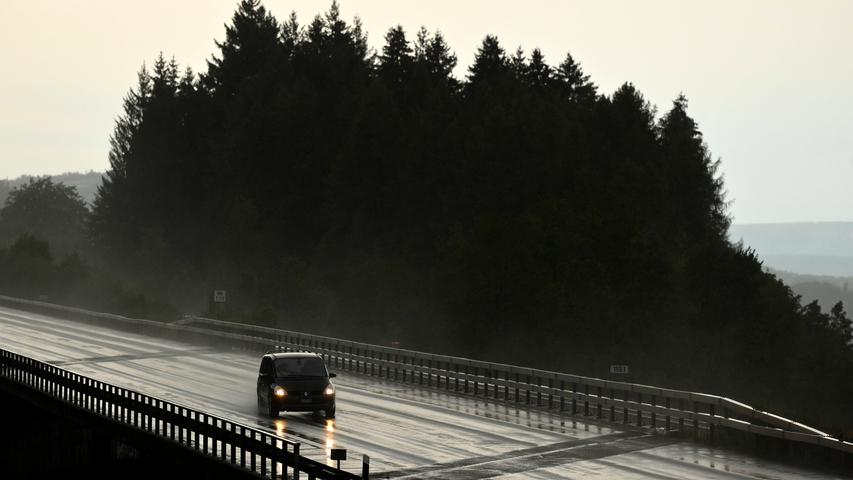 Wo ist es gemütlicher als im eigenen Bett? Na klar, auf der Autobahn! Ein stark betrunkener 28-Jähriger entschied sich dazu, sich auf dem Seitenstreifen der Autobahn 93 ein Schläfchen zu gönnen. Der Mann wurde zuvor nach einem Streit von seiner Freundin aus dem Auto geschmissen. Das Paar machten sich nach einem gemeinsamen Discobesuch auf den Heimweg - bei Kirchdorf trennten sich dann ihre Wege.