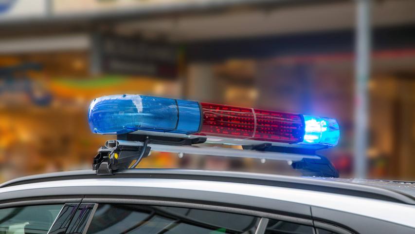 Ein Lastwagenfahrer hat in Niederbayern das Auto einer Frau knapp 100 Meter nach vorne geschoben. Beide Fahrer befanden sich zum Zeitpunkt der Tat im Stau. Die 39-Jährige hat auf Höhe einer Einfahrt eine Lücke für mögliche Ein- und Ausfahrten gelassen. Der 43-jährige Lastwagenfahrer hat das Auto der Frau daraufhin nach vorne geschoben. Laut seiner Aussage habe er der Frau nur einen "leichten notwendigen Schubs" gegeben, wie die Polizei berichtet. Ein Lastwagenfahrer hat in Niederbayern das Auto einer Frau knapp 100 Meter nach vorne geschoben. Beide Fahrer befanden sich zum Zeitpunkt der Tat im Stau. Die 39-Jährige hat auf Höhe einer Einfahrt eine Lücke für mögliche Ein- und Ausfahrten gelassen. Der 43-jährige Lastwagenfahrer hat das Auto der Frau daraufhin nach vorne geschoben. Laut seiner Aussage habe er der Frau nur einen "leichten notwendigen Schubs" gegeben, wie die Polizei berichtet.