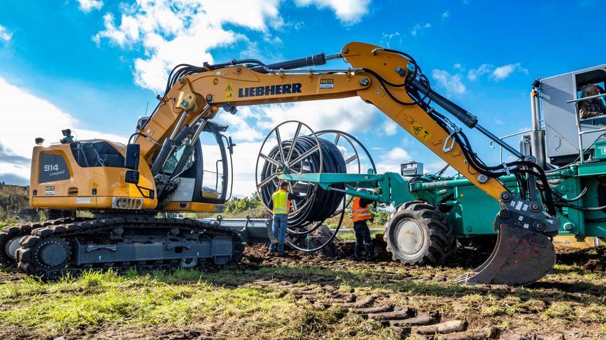 Auf einer Baustelle in Bubenreuth wurde ein Mini-Bagger, mehrere Baumaschinen und -geräte entwendet. Die unbekannten Täter konnten während der Aktion Geräte im Wert von rund 35.000 Euro entwenden. 