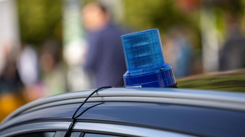 Ein Betrunkener fuhr einem 24-Jährigen ins Auto. Als der Unfallverursacher fliehen will, klammert sich der junge Mann auf dessen Motorhaube fest. Aufenthalten konnte er den Fahrer aber nicht. Das Auto fuhr dann noch ganze vier Kilometer. Der 59-jährige Schuldige versucht dabei immer wieder den Mann auf seiner Haube abzuschütteln. Mehrfach bremste der Fahrer abrupt das Auto - doch der 24-Jährige hatte einen eisernen Griff. Der 59-Jährige stoppte daraufhin in einem Baustellenbereich und die beiden Männer begannen sich zu schlagen. Der 24-Jährige konnte den Betrunkenen dann zu Boden ringen und fixierte ihn, bis die Polizei eintraf. Ein Betrunkener fuhr einem 24-Jährigen ins Auto. Als der Unfallverursacher fliehen will, klammert sich der junge Mann auf dessen Motorhaube fest. Aufenthalten konnte er den Fahrer aber nicht. Das Auto fuhr dann noch ganze vier Kilometer. Der 59-jährige Schuldige versucht dabei immer wieder den Mann auf seiner Haube abzuschütteln. Mehrfach bremste der Fahrer abrupt das Auto - doch der 24-Jährige hatte einen eisernen Griff. Der 59-Jährige stoppte daraufhin in einem Baustellenbereich und die beiden Männer begannen sich zu schlagen. Der 24-Jährige konnte den Betrunkenen dann zu Boden ringen und fixierte ihn, bis die Polizei eintraf.