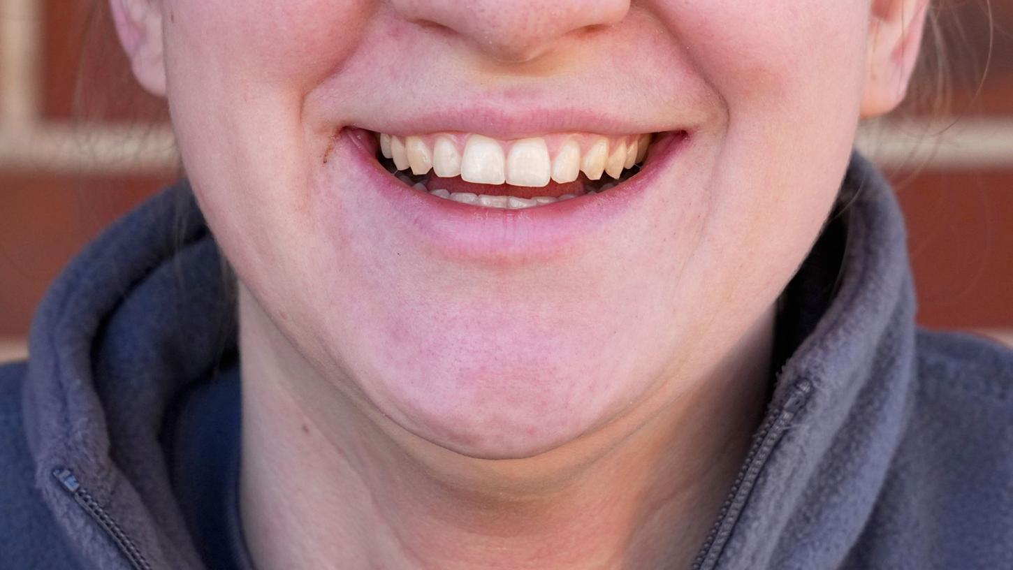 Die Anspannung von Gesichtsmuskeln, wie sie für ein Lächeln üblich ist, macht Menschen ein wenig glücklicher. Die Anspannung von Gesichtsmuskeln, wie sie für ein Lächeln üblich ist, macht Menschen ein wenig glücklicher.