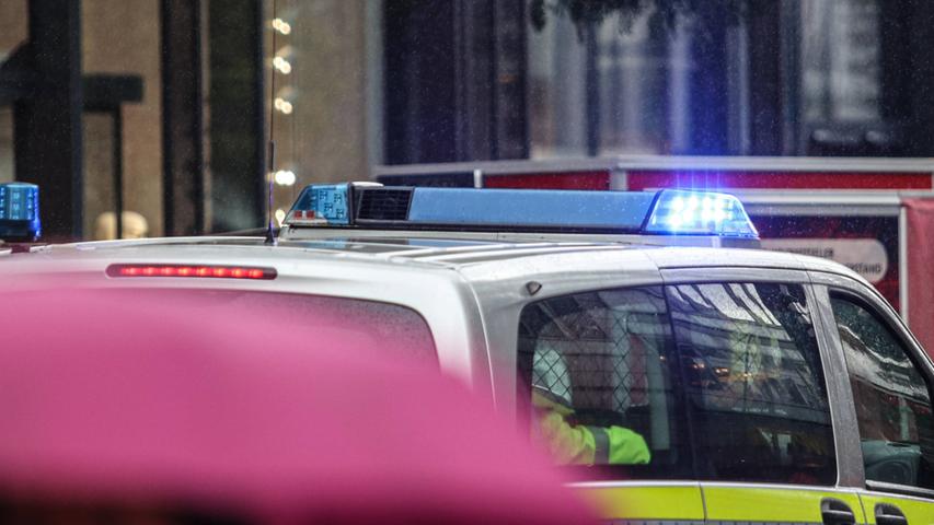 Während einer Personenkontrolle in der Fürther Südstadt hat eine Frau mittendrin offenbar Drogen geschluckt. Es war wohl ein missglückter Versuch, Drogen zu verstecken. Die Frau bekam daraufhin keine Luft mehr, sodass die Polizei statt der Kontrolle Erste Hilfe leisten musste. Die Frau kam unbeschadet davon. Während einer Personenkontrolle in der Fürther Südstadt hat eine Frau mittendrin offenbar Drogen geschluckt. Es war wohl ein missglückter Versuch, Drogen zu verstecken. Die Frau bekam daraufhin keine Luft mehr, sodass die Polizei statt der Kontrolle Erste Hilfe leisten musste. Die Frau kam unbeschadet davon.
