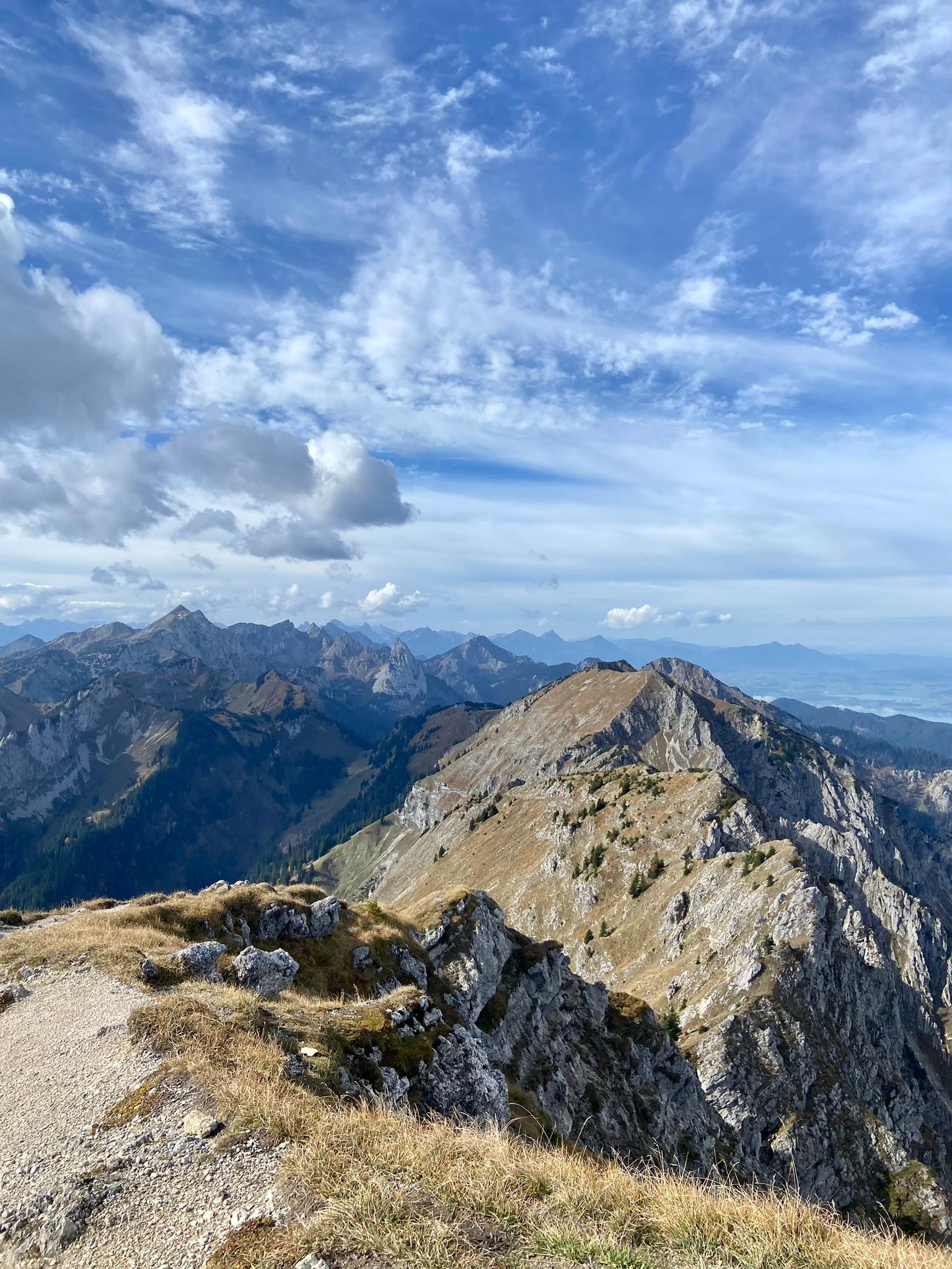 Nach über 1100 Höhenmetern erwartet einen auf der Großen Klammspitze ein fantastischer Rundumblick über die Ammergauer Alpen. 