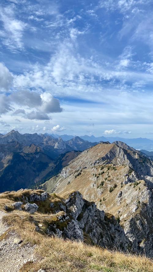 Nach über 1100 Höhenmetern erwartet einen auf der Großen Klammspitze ein fantastischer Rundumblick über die Ammergauer Alpen. 