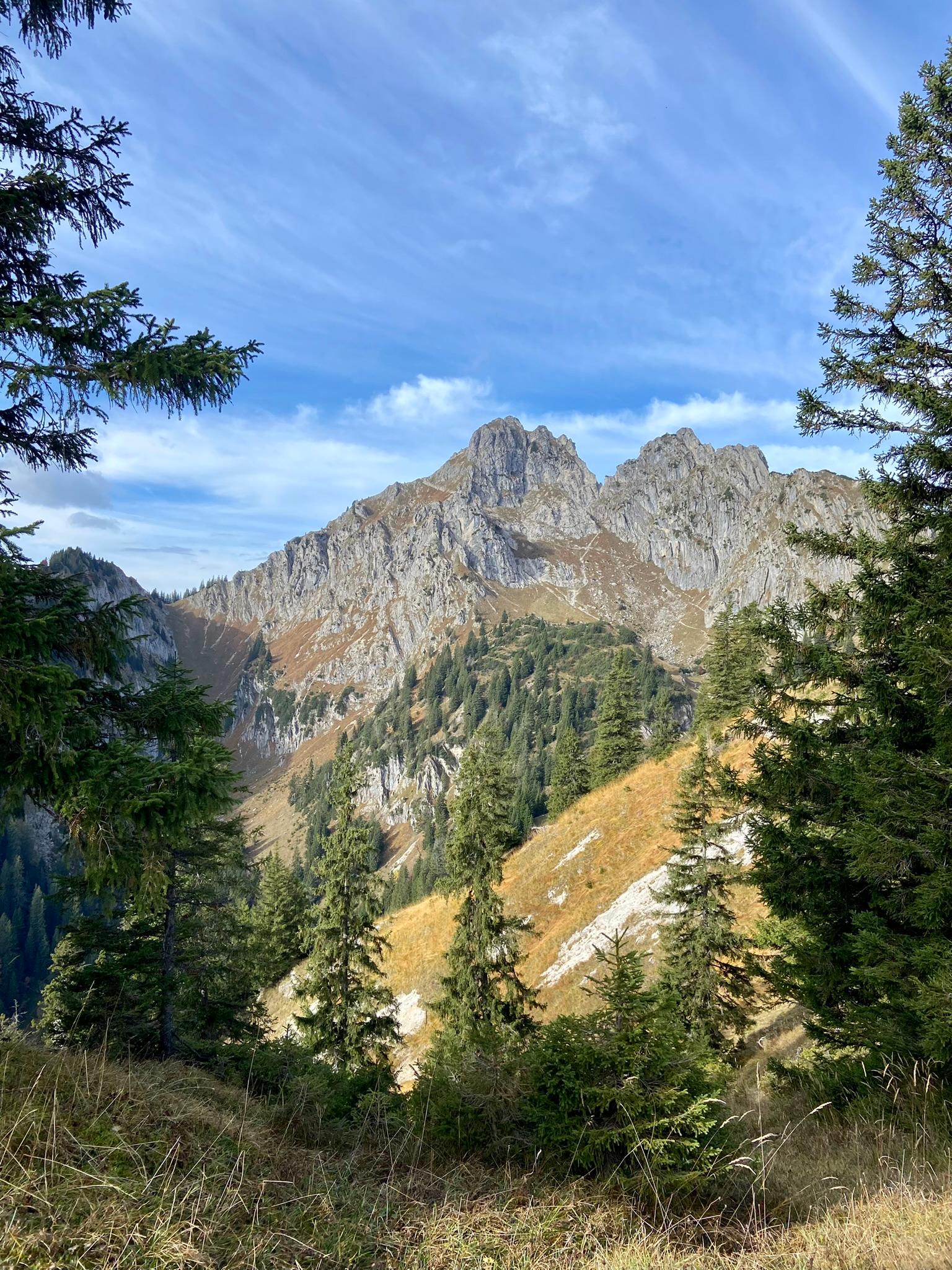 Nach der Brunnenkopfhütte geht der Steig in Richtung Große Klammspitze. Nach der Hälfte dieses Abschnitts ist für geübte und trittsichere Wanderer ein Abstecher über anspruchsvolles Gelände zur Kleinen Klammspitze möglich. Die Reisereportage zu dieser Bildergalerie lesen Sie hier. 