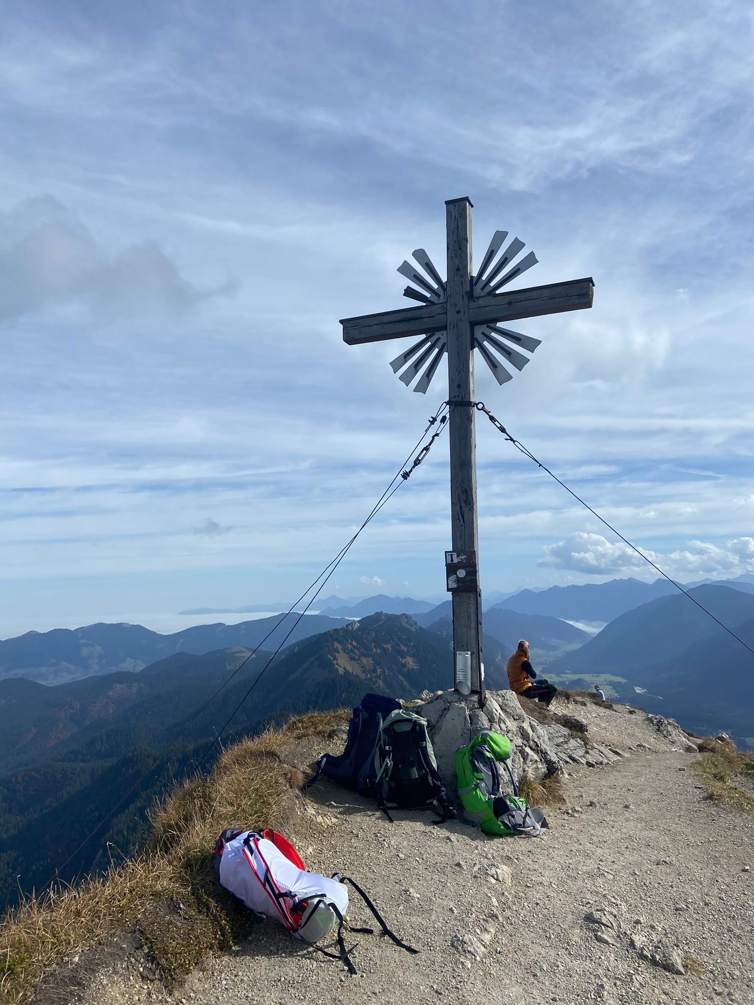 Nach über 1100 Höhenmetern erwartet einen auf der Großen Klammspitze ein fantastischer Rundumblick über die Ammergauer Alpen. Die Reisereportage zu dieser Bildergalerie lesen Sie hier. 