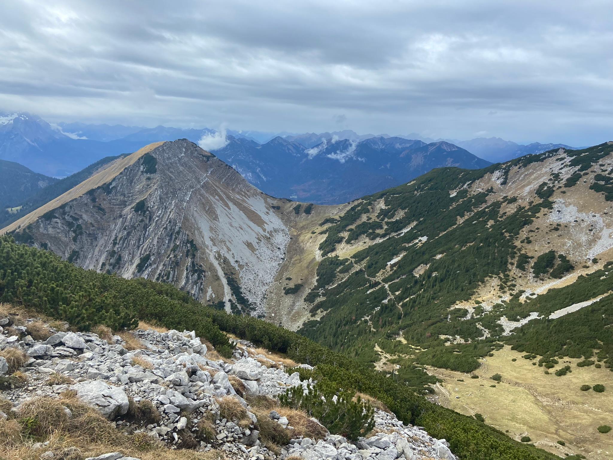 Vom Krottenkopf Gipfel hat man eine herrlich weite Aussicht über verschiedene Seen wie den Staffelsee oder den Walchensee, der Zugspitze, den Ammergauer Alpen oder dem Karwendel. 