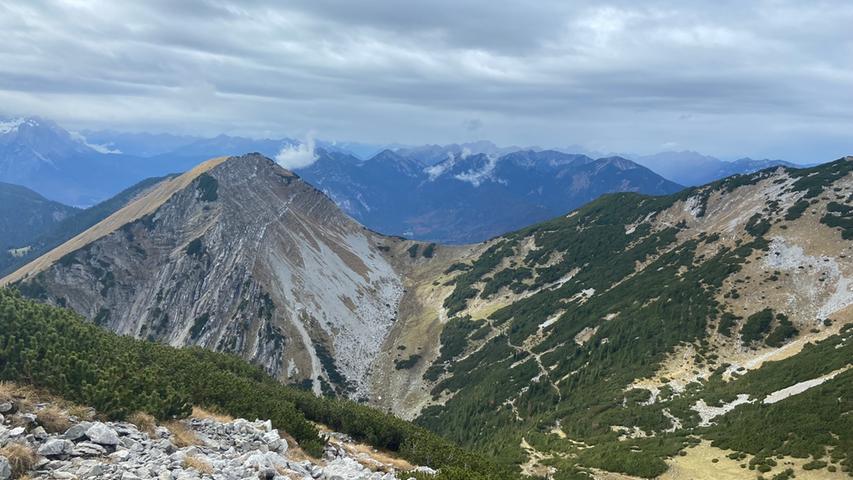 Vom Krottenkopf Gipfel hat man eine herrlich weite Aussicht über verschiedene Seen wie den Staffelsee oder den Walchensee, der Zugspitze, den Ammergauer Alpen oder dem Karwendel. 