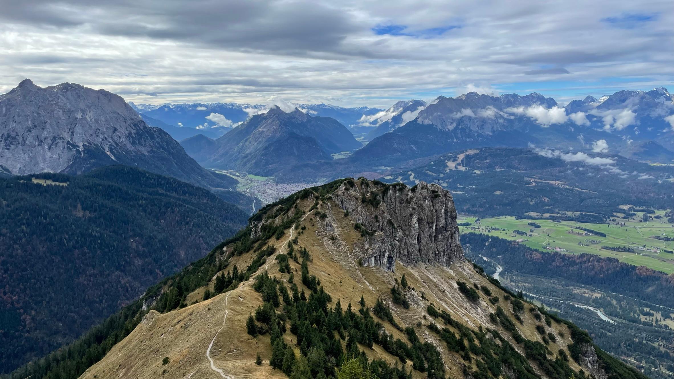 Die Aussicht vom Signalkopf in Richtung Mittenwald. 