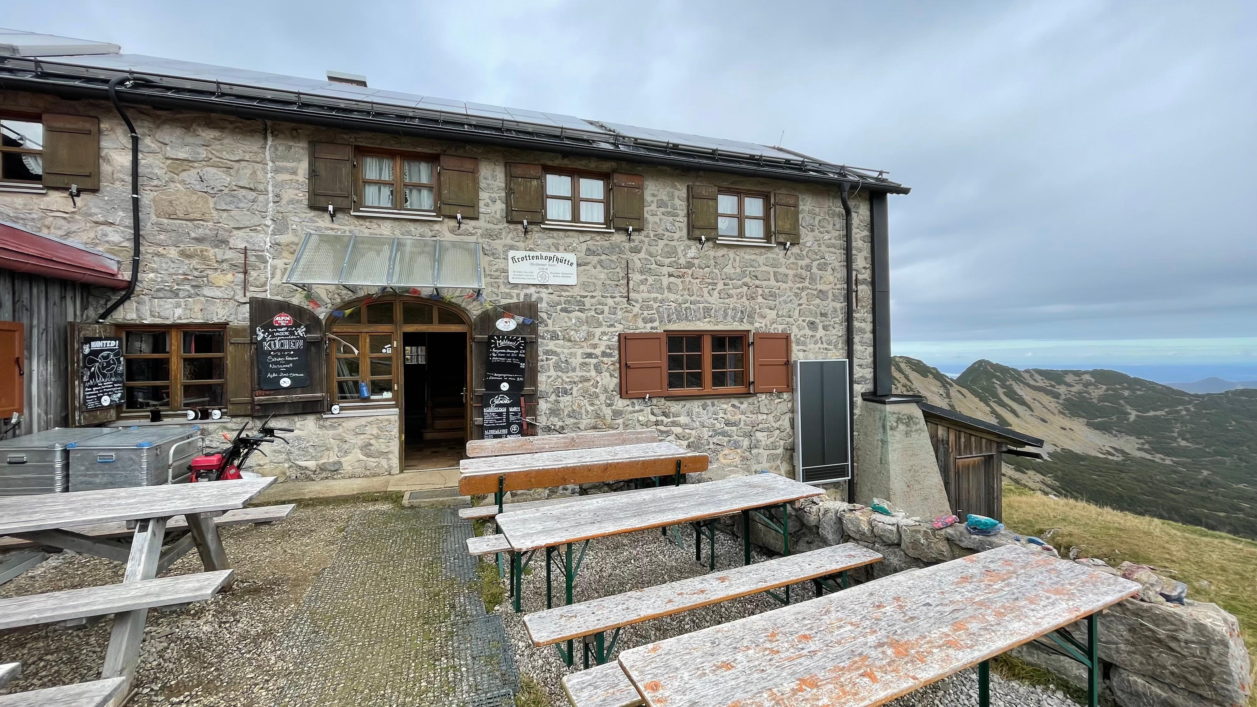 Die Weilheimer Hütte liegt am Fuße des Krottenkopfes und ist ideal für eine Zwischenrast bei leckeren Kuchen, Suppen oder einem Getränk. Übernachtet werden kann auf der Hütte auch, jedoch herrscht am Wochenende meist großer Andrang. Die Reisereportage zu dieser Bildergalerie lesen Sie hier. 