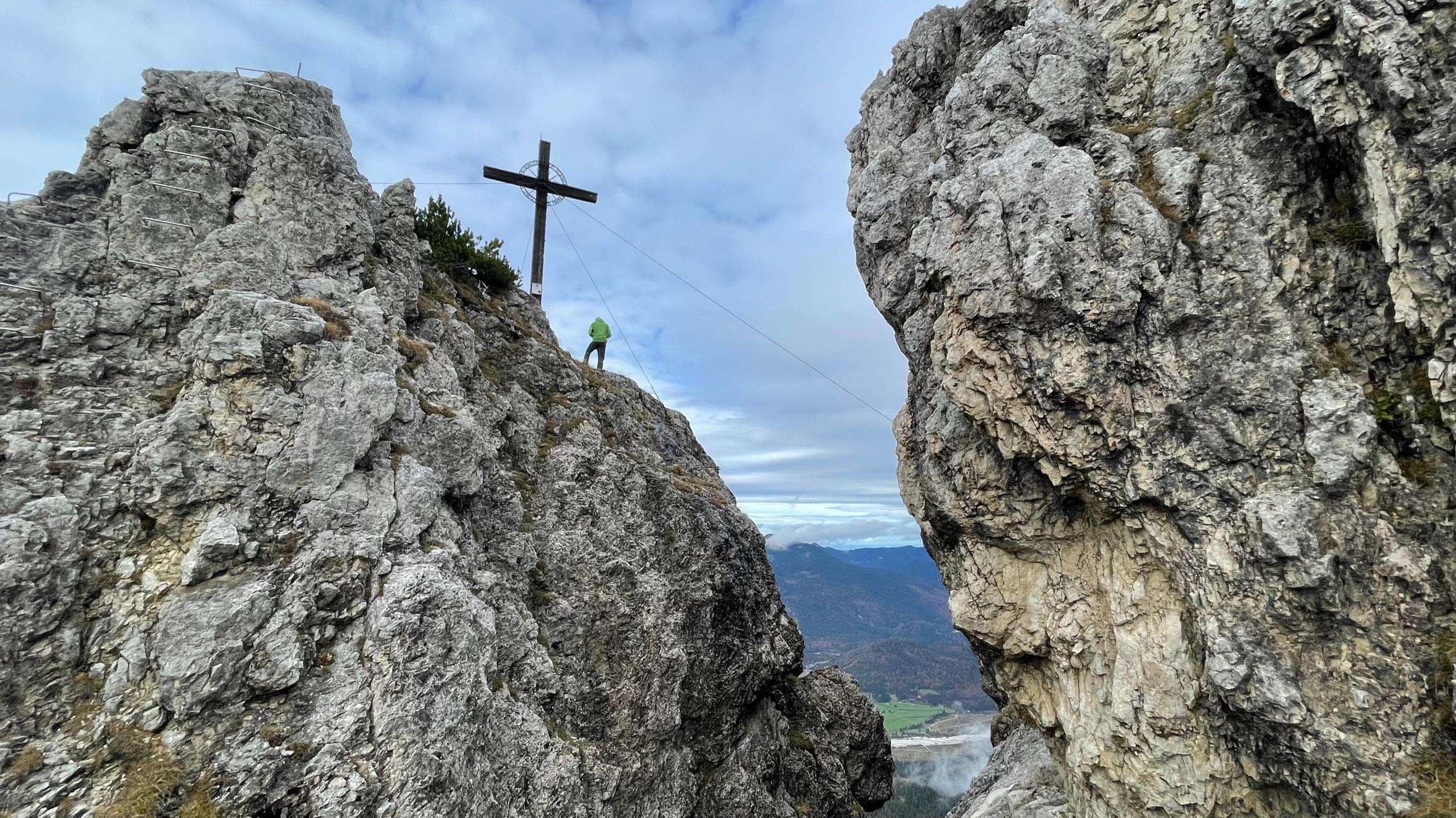 Der Signalkopf ist auf den gelben Wanderplaketten nicht angeschrieben und deshalb (noch) ein Geheimtipp. Auf fast 1900 Metern hat man einen herrlichen Blick vom Walchensee über die Zugspitze bis ins Karwendelgebirge. 