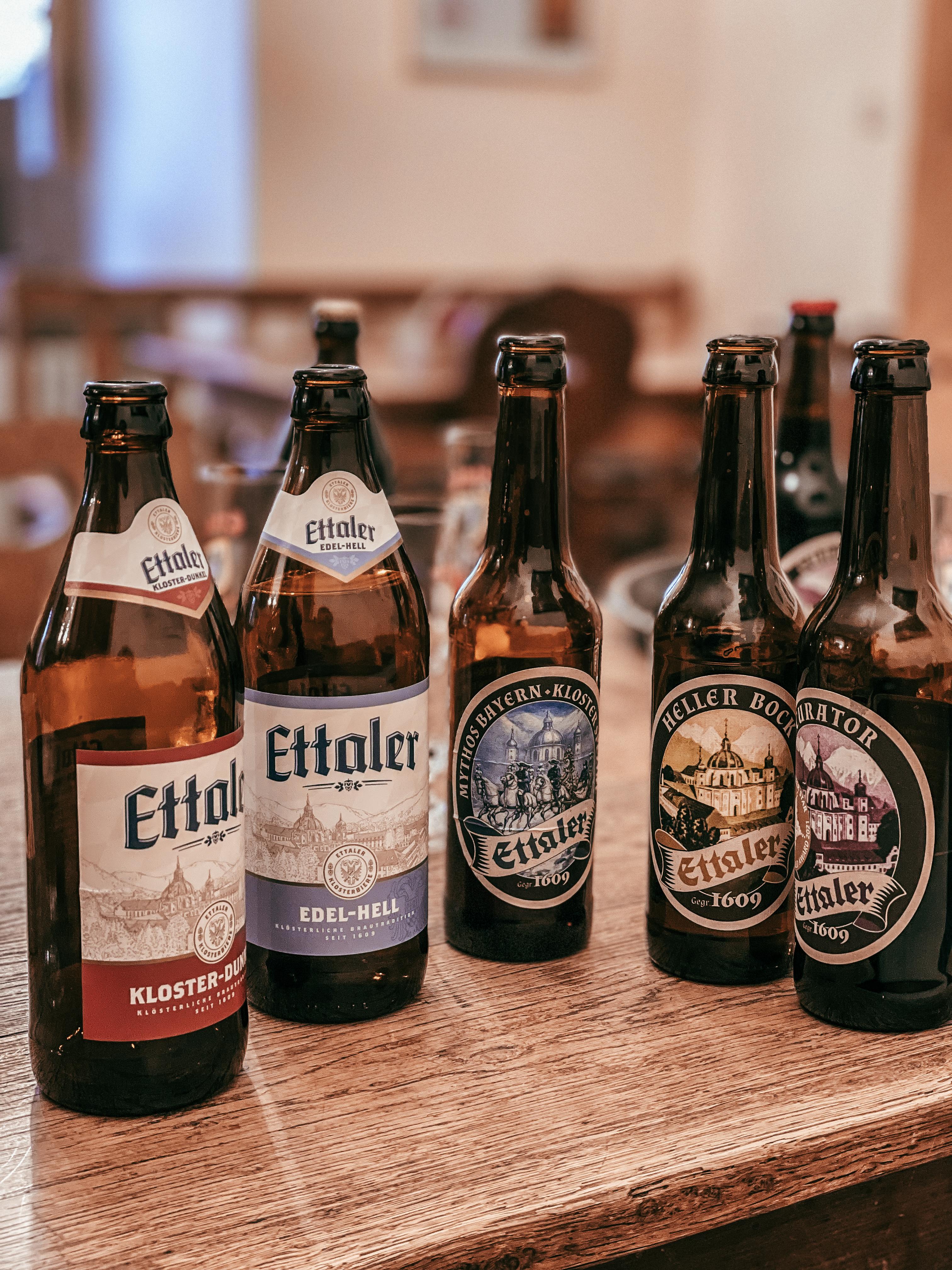 Das Kloster beherbergt auch eine Brauerei sowie eine Destillerie. Die Brauerei ist eine der noch wenigen erhaltenen echten Klosterbrauereien, die in der Hand von Mönchen ist. Seit über 400 Jahren werden in der Klosterbrauerei die Ettaler Klosterbiere gebraut. Bei einer Führung kann man sich von deren Geschmack überzeugen. Die Reisereportage zu dieser Bildergalerie lesen Sie hier. 