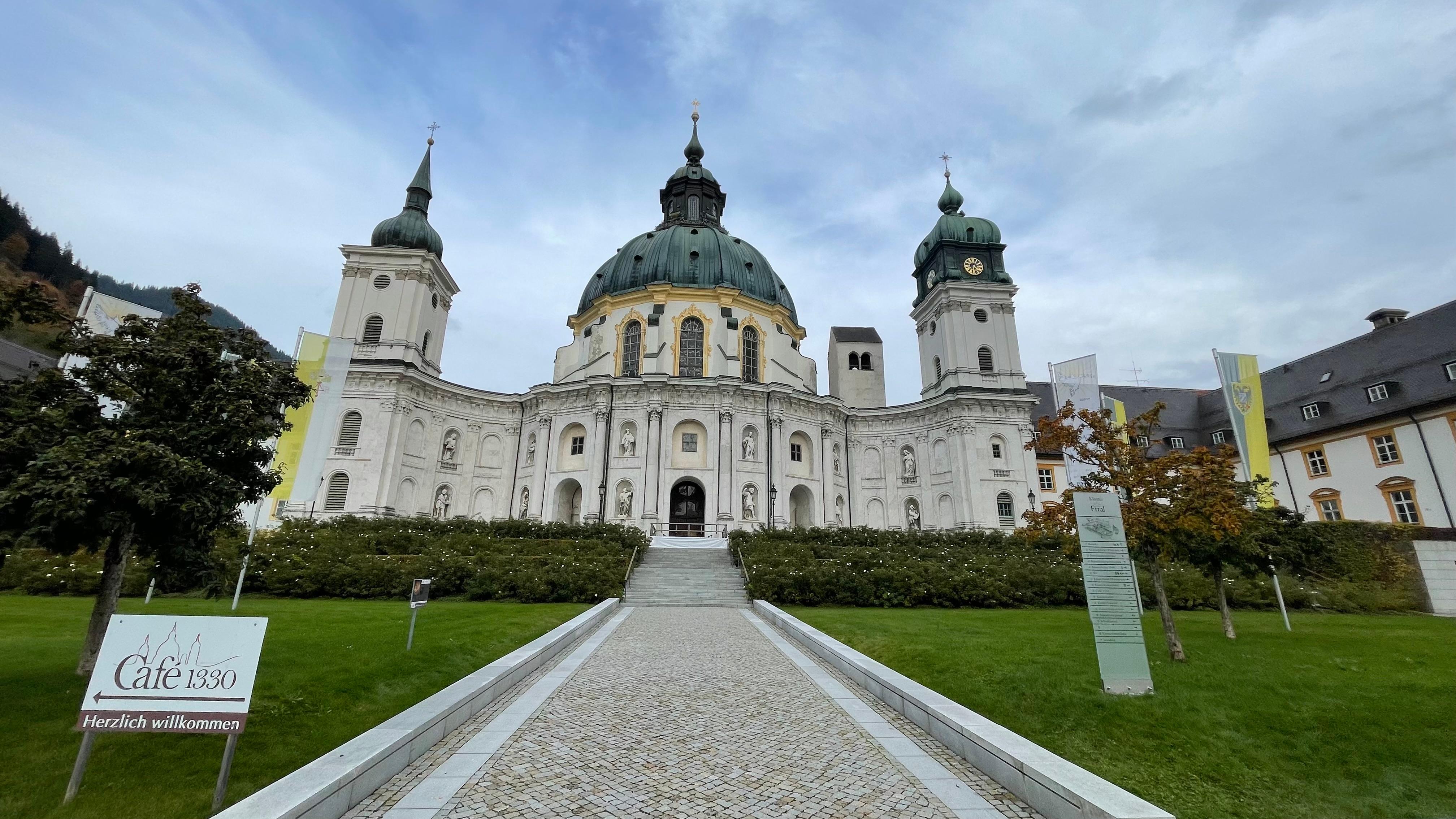 Das imposante Kloster Ettal im gleichnamigen Ort ist eine Benediktinerabtei und liegt rund zehn Kilometer nördlich von Garmisch-Partenkirchen und südöstlich von Oberammergau. Das 1330 gegründete Benediktinerkloster ist heute ein beliebter touristischer Anziehungspunkt. Zum Kloster gehören landwirtschaftliche Betriebe, mehrere Gasthöfe, ein Hotel sowie ein Gymnasium mit angeschlossenem Internat.
