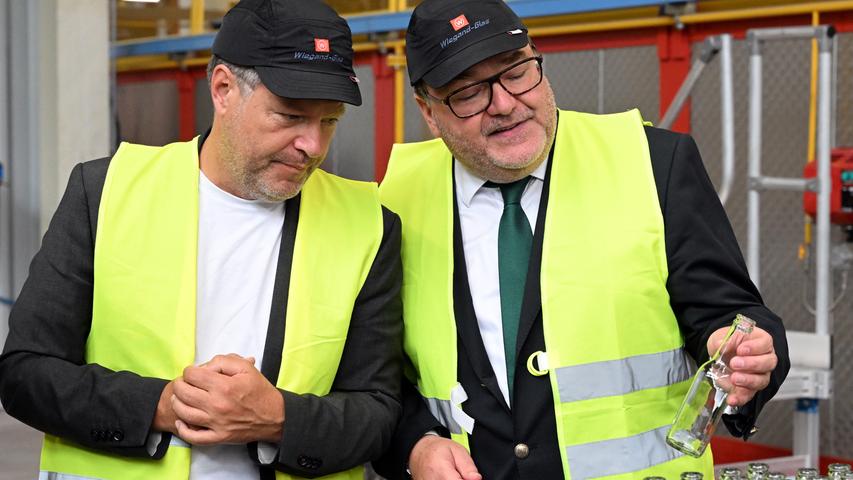 Geschäftsführer Nikolaus Wiegand (rechts) empfängt Wirtschaftsminister Robert Habeck. 