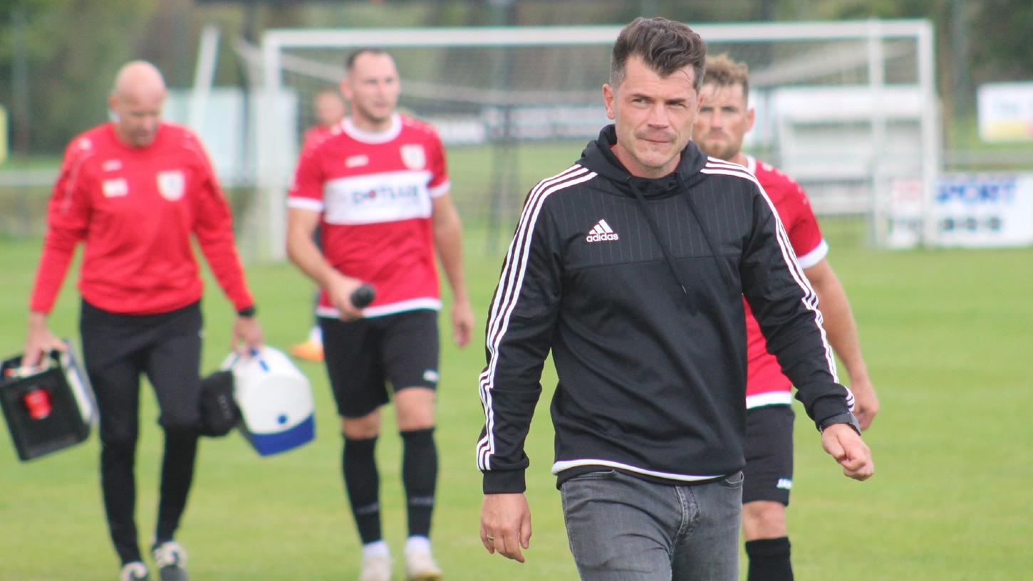 Der Weißenburger Trainer Markus Vierke (vorn) und seine Truppe mussten in Gilching das späte 1:1 hinnehmen. Der Weißenburger Trainer Markus Vierke (vorn) und seine Truppe mussten in Gilching das späte 1:1 hinnehmen.