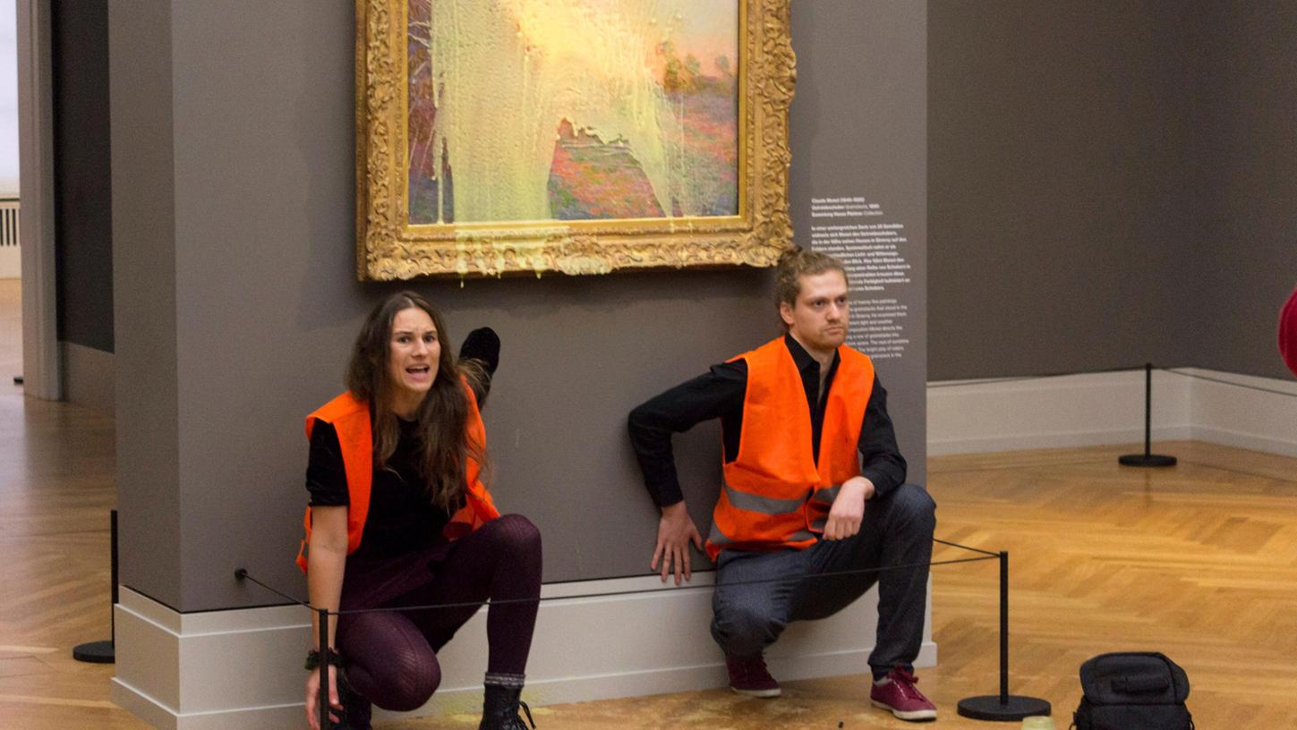 Nach der Attacke gegen das Gemälde "Getreideschober" (1890) von Claude Monet im Potsdamer Museum Barberini sind die beschuldigten Klimaaktivisten wieder auf freiem Fuß.