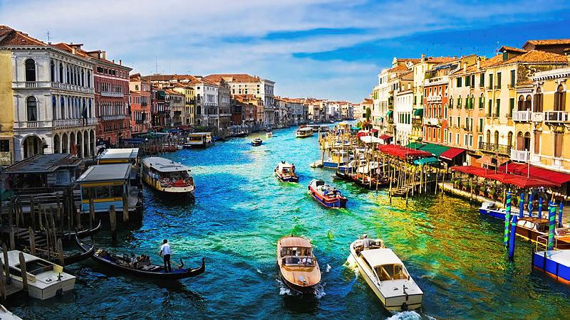 Jedes Jahr steigt die Anzahl der Touristen, die - überwiegend - das Zentrum der historischen Altstadtinsel Venedig besuchen wollen. Laut Fodor's besuchten im Sommer 2022 rund 80.000 Menschen täglich die Stadt. Um diese Zahl in eine Relation zu bringen, erklärt Fodor's weiter, dass gerade einmal 60.000 Menschen dort wohnen. Um den Massen entgegenzuwirken, wurde größeren Touristenschiffen bereits im letzten Jahr die Zufahrt verboten. Ab 2023 wolle die Stadt einen Eintritt zwischen zwei bis drei Euro verlangen, je nachdem, wie stark die Nachfrage dann sein wird. Auch die Amalfiküste im Süden der italienischen Halbinsel von Sorrent hat mit unhaltbaren Besucherzahlen zu kämpfen. In der Hochsaison 2022 kam es sogar dazu, dass ein besonderes Nummernschildsystem eingeführt wurde: Fahrerinnen und Fahrer, deren Kennzeichen mit geraden Zahlen endeten, durften streckenweise auch nur an Tagen fahren, deren Daten gerade waren. Gleiches galt für diejenigen mit einem auf einer ungeraden Zahl endenden Nummernschild. Das sollte Staus auf Zufahrtstraßen zu Ständen und Ortschaften verringern.

