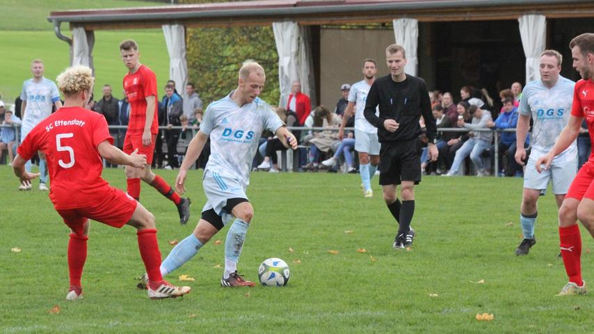 Der SC Ettenstatt (in Rot) musste sich nach einem kampfbetonten Kreisklassen-Derby mit 1:2 gegen die TSG Ellingen (am Ball 1:1-Torschütze Marcel Hirschmann) geschlagen geben.