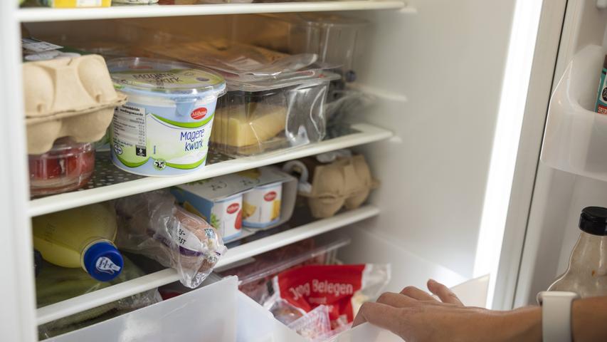 Klebrige Glasablagen, verschmutzte Schubladen - die Lebensmittel in unseren Kühlschränken können auch mal Dreck hinterlassen. Die meisten reinigen solche Rückstände mit einem Schwamm, doch auch in der Spülmaschine werden Ablagen und Schubladen wieder blitzblank. 