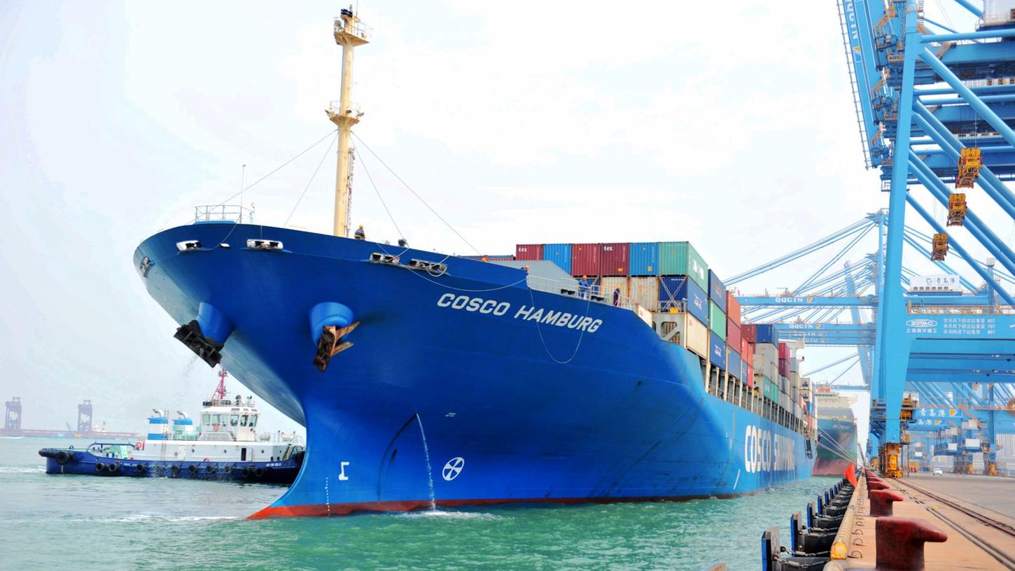 Der Frachter "Cosco Hamburg" liegt im Containerhafen der chinesischen Stadt Qingdao.