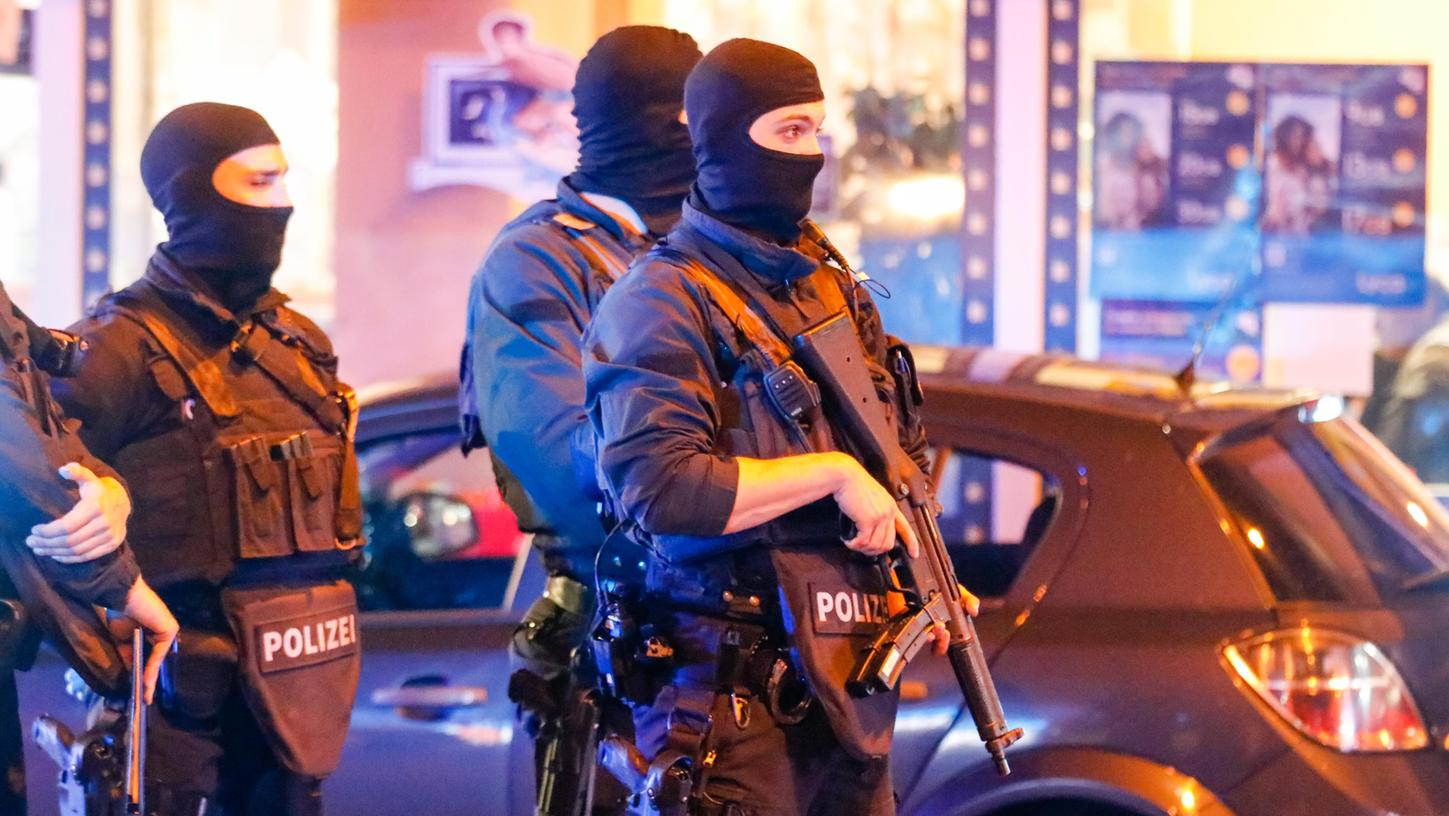 Am Abend des 24. Oktober 2022 war das Polizeiaufgebot an der Nürnberger Landgrabenstraße riesig. Vor einem Café schoss ein 28-Jähriger auf zwei Männer - einer von ihnen erlag später seinen Verletzungen.