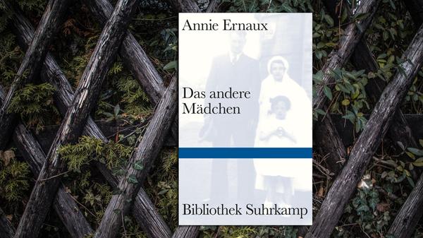 Ach, wie wir ihr es gönnen! Kaum war der Nobelpreis verkündet, war die Nachfrage nach Annie Ernaux' neuem Buch so groß, dass die Auflage vergriffen war... Aber es lohnt sich in jedem Fall, auf "Das andere Mädchen" zu warten, das die Stärken der französischen Autorin wieder in aller Kürze auf den Punkt bringt. Es ist ein Brief an eine Unbekannte, die doch nicht unwichtig war im Leben der Familie: eine Schwester, die bereits zwei Jahre vor Annies Geburt gestorben war, noch als kleines Kind. Nur durch Zufall erfuhr sie von deren Existenz - und spürt ihr hier, als deren Ersatz und Wiedergängerin sie sich begreift, ganz unsentimental und doch bewegend nach. (Suhrkamp, 18 Euro) Wolf Ebersberger