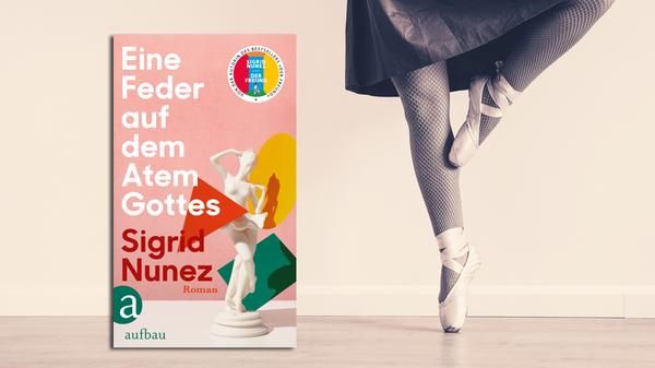 Vielleicht nicht die glücklichste Kindheit, damals in der New Yorker Sozialwohnung. Mit dem chinesischen Vater, der nicht richtig Englisch spricht und mit seinen drei Töchtern schon gar nicht. Mit der leidenden Mutter, die vor Heimweh nach Süddeutschland weint (und wohl auch wegen dem Vater). Die US-Autorin Sigrid Nunez ("Der Freund") erzählt in ihrem wunderbaren Buch "Eine Feder auf dem Atem Gottes" von den Eltern und ihrer Misere, vom vergeblichen Wunsch, Balletttänzerin zu werden, und einer ersten großen Liebe - nun ja, zu einem kriminellen Russen. Das ist aber alles so messerscharf und milieugenau, dabei herzzerreißend komisch, dass man es mit Genuss liest (Aufbau, 22 Euro). Wolf Ebersberger