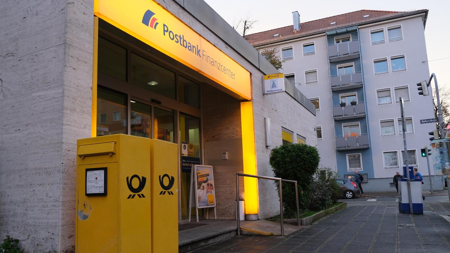 Die Post- und Postbankfiliale in der Nürnberger Schillerstraße.