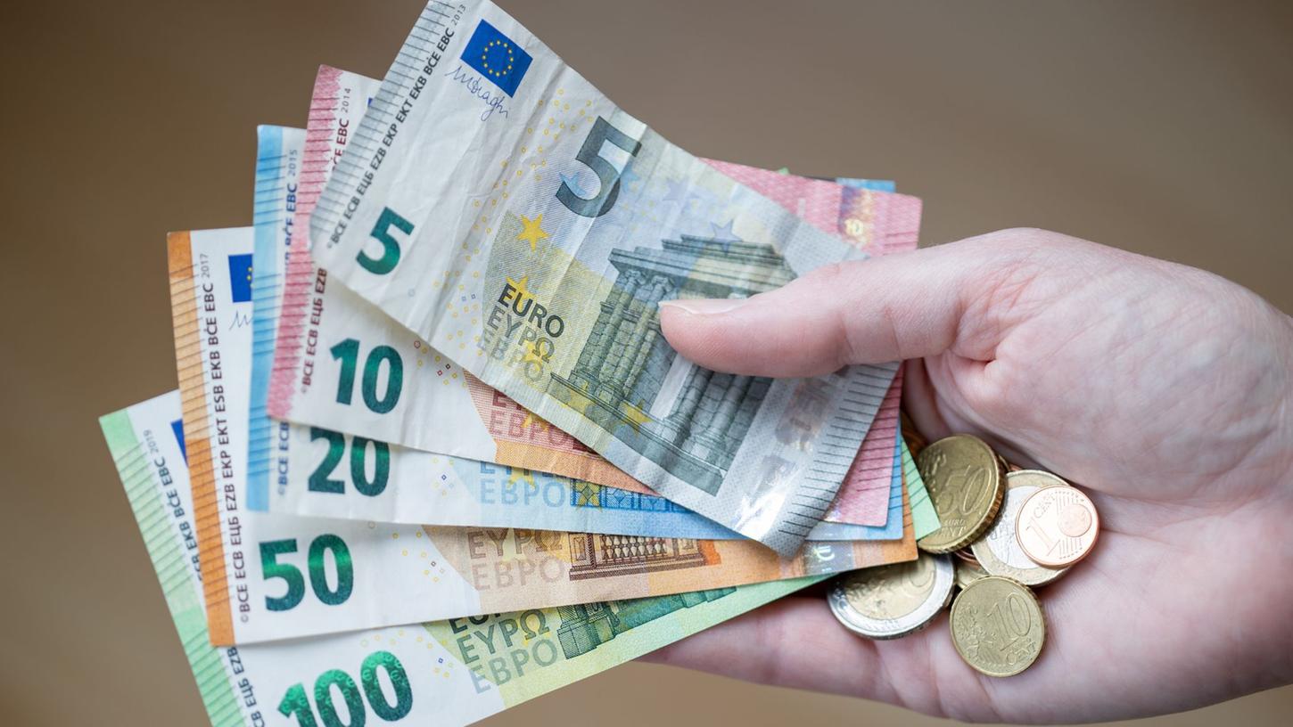 Die in zwei Corona-Jahren auf Rekordhöhe geschossene Sparquote normalisiert sich wieder. Jetzt machen Inflation und Energie-Krise den Haushalten zu schaffen. Die in zwei Corona-Jahren auf Rekordhöhe geschossene Sparquote normalisiert sich wieder. Jetzt machen Inflation und Energie-Krise den Haushalten zu schaffen.