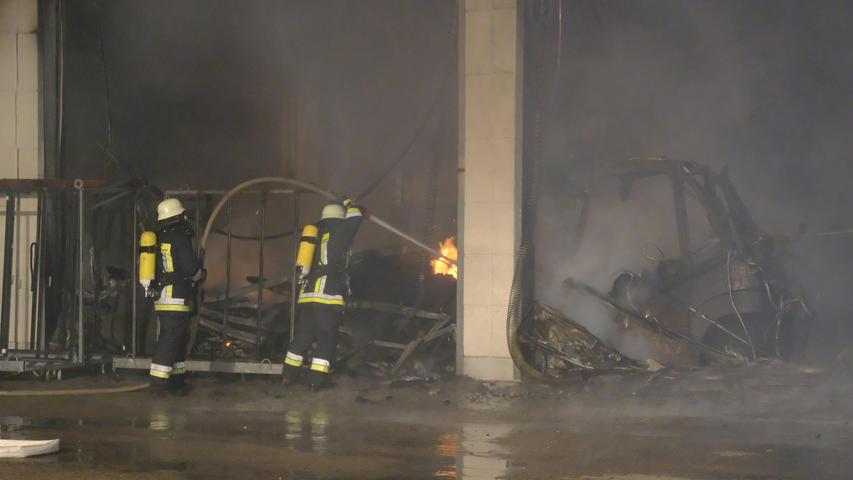 Ein Großfeuer hat eine Produktionshalle der Firma Fenster Rachinger im  Bieswanger Gewerbegebiet am frühen Dienstagmorgen vernichtet. Ein Großaufgebot  von über 200 Rettungskräften bekämpfet den Brand.