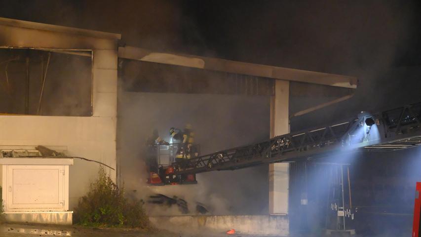 Ein Großfeuer hat eine Produktionshalle der Firma Fenster Rachinger im  Bieswanger Gewerbegebiet am frühen Dienstagmorgen vernichtet. Ein Großaufgebot  von über 200 Rettungskräften bekämpfet den Brand. 