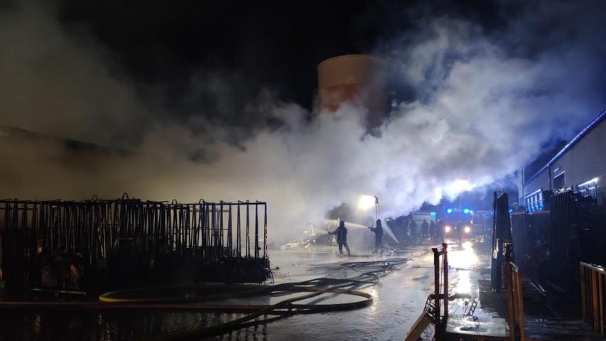 Ein Großfeuer hat eine Produktionshalle der Firma Fenster Rachinger im  Bieswanger Gewerbegebiet am frühen Dienstagmorgen vernichtet. Ein Großaufgebot  von über 200 Rettungskräften bekämpfet den Brand.