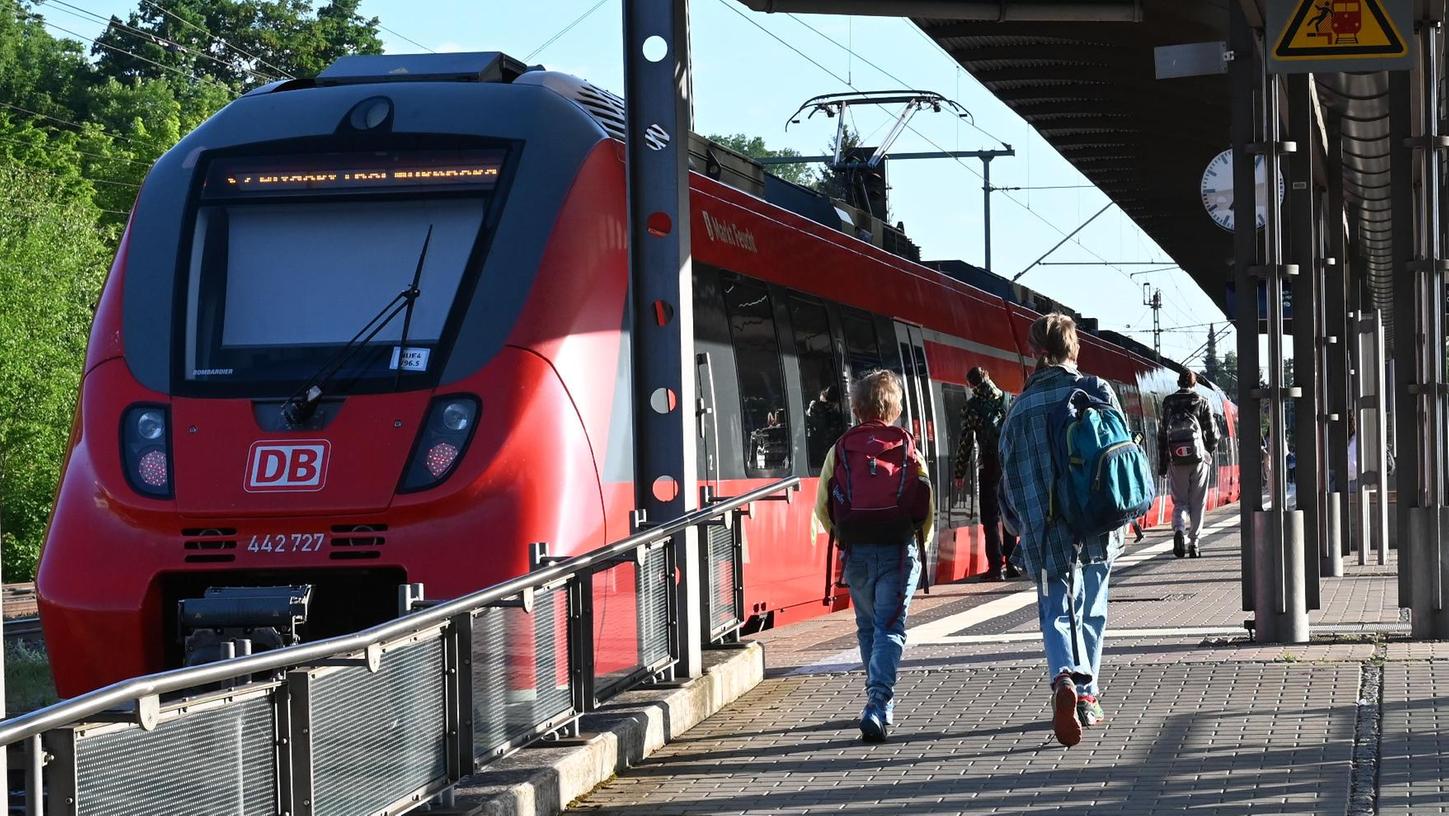 Auf einer Bank am Bahnsteig des Rother Bahnhofs ließ eine junge Frau versehentlich ihr Nummernschild zurück - kurz darauf war es verschwunden. Auf einer Bank am Bahnsteig des Rother Bahnhofs ließ eine junge Frau versehentlich ihr Nummernschild zurück - kurz darauf war es verschwunden.