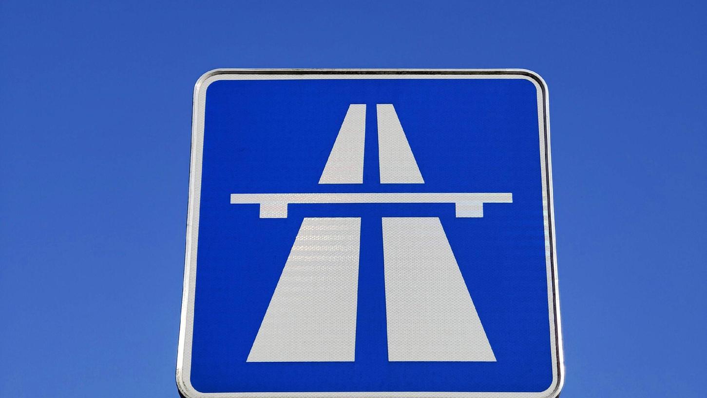 Auf der A70 ist nach einem Unfall eine Autobahntafel auf das Heck eines Fahrzeugs geprallt. (Symbolbild)