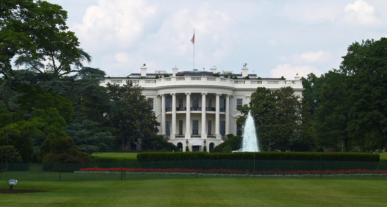 Mehrere hochrangige Mitarbeiter des Weißen Hauses sollen einem Medienbericht zufolge auf einen E-Mail-Betrüger hereingefallen sein.