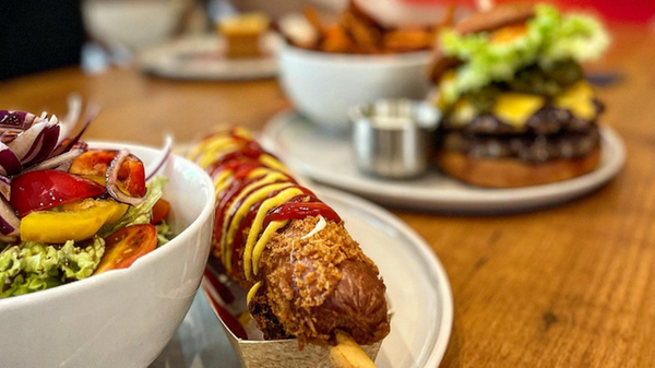 Leckere koreanische Corn Dogs bei Burgerilla in der Oststadt.