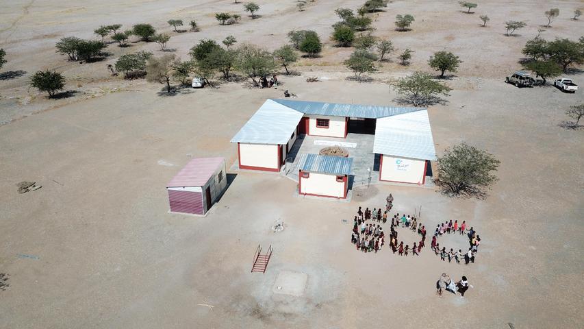 Am 17. Mai 2022 wurde die erste Leitner-Schule in Namibia in Kooperation mit der Stiftung "Fly & Help" eröffnet. Es war die 600. Schule der Stiftung. Die Zahl bildeten die Schüler deshalb nach.