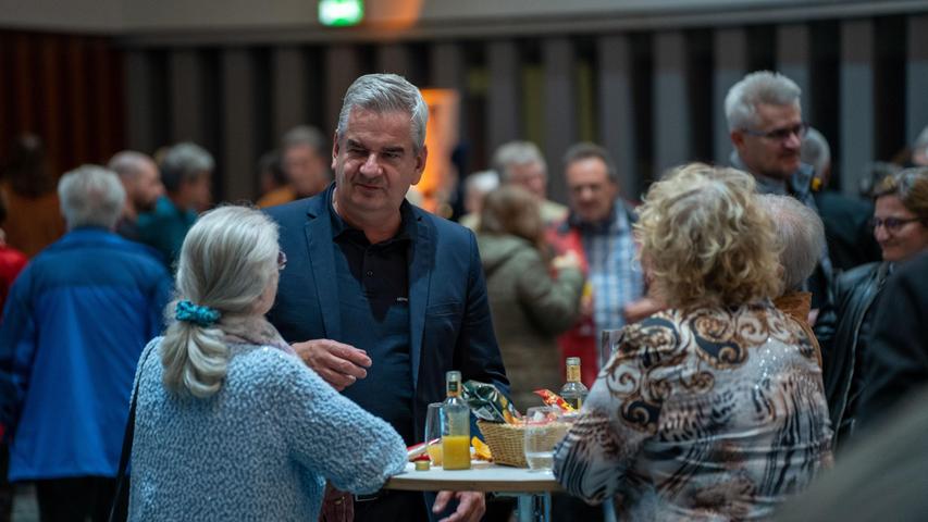 Leitner-Geschäftsführer Christoph Führer im Gespräch mit Gästen in der Meistersingerhalle. 