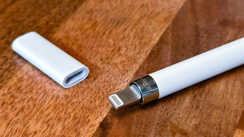 Neues iPad mit USB-C-Anschluss, ganz alter Apple Pencil. Und zum Aufladen gibt es diesen Adapter (l.) - weil der Lightning-Stecker abgeschafft wurde.
