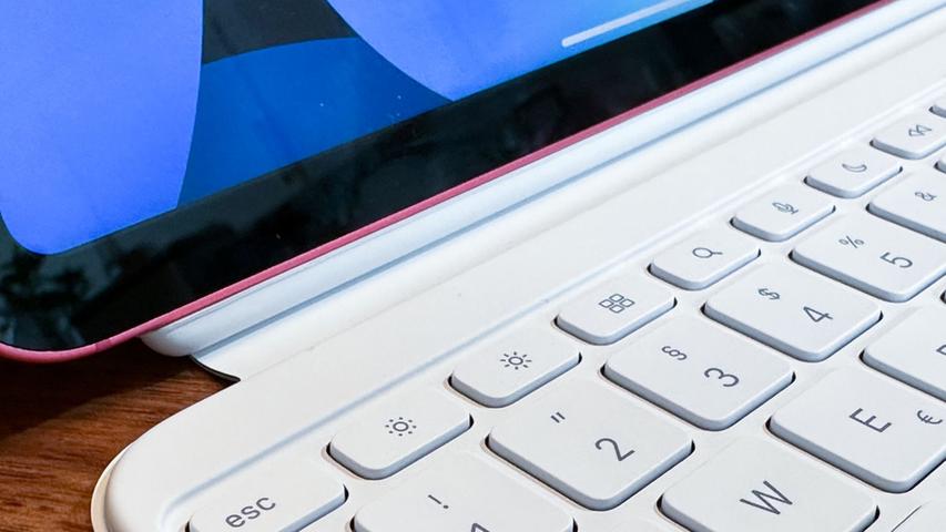 Endlich Funktionstasten. Davon träumen iPad-mit-Keyboard-Nutzer schon länger. Mit dem (zusätzlich erhältlichen) Magic Keyboard Folio lassen sich nun auch Bildschirmhelligkeit, Lautstärke und Co. steuern.