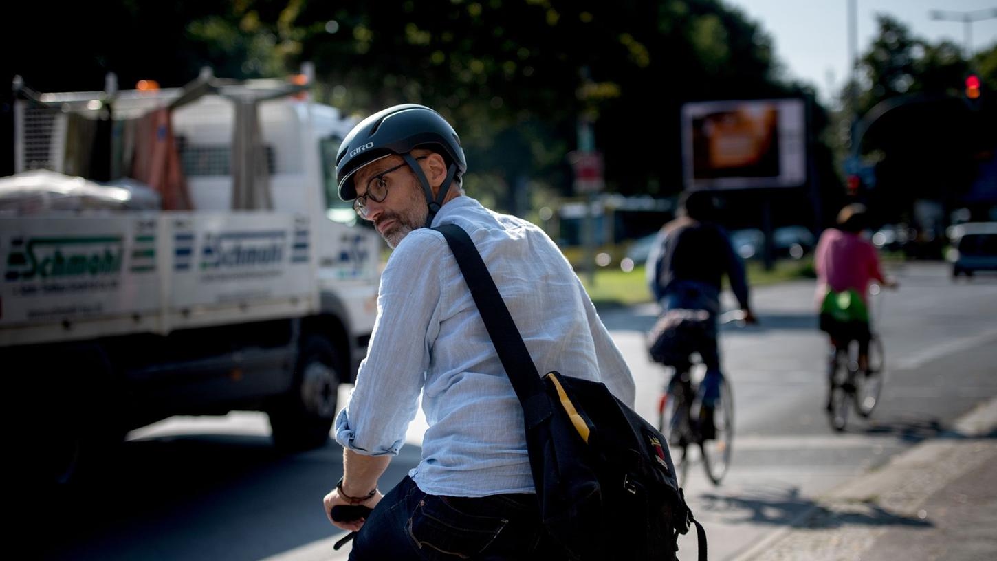 Auch Fahrradfahrer sind verpflichtet, sich doppelt umzuschauen, wenn sie abbiegen - sie müssen selbst eine Gefährdung durch andere ausschließen. Auch Fahrradfahrer sind verpflichtet, sich doppelt umzuschauen, wenn sie abbiegen - sie müssen selbst eine Gefährdung durch andere ausschließen.
