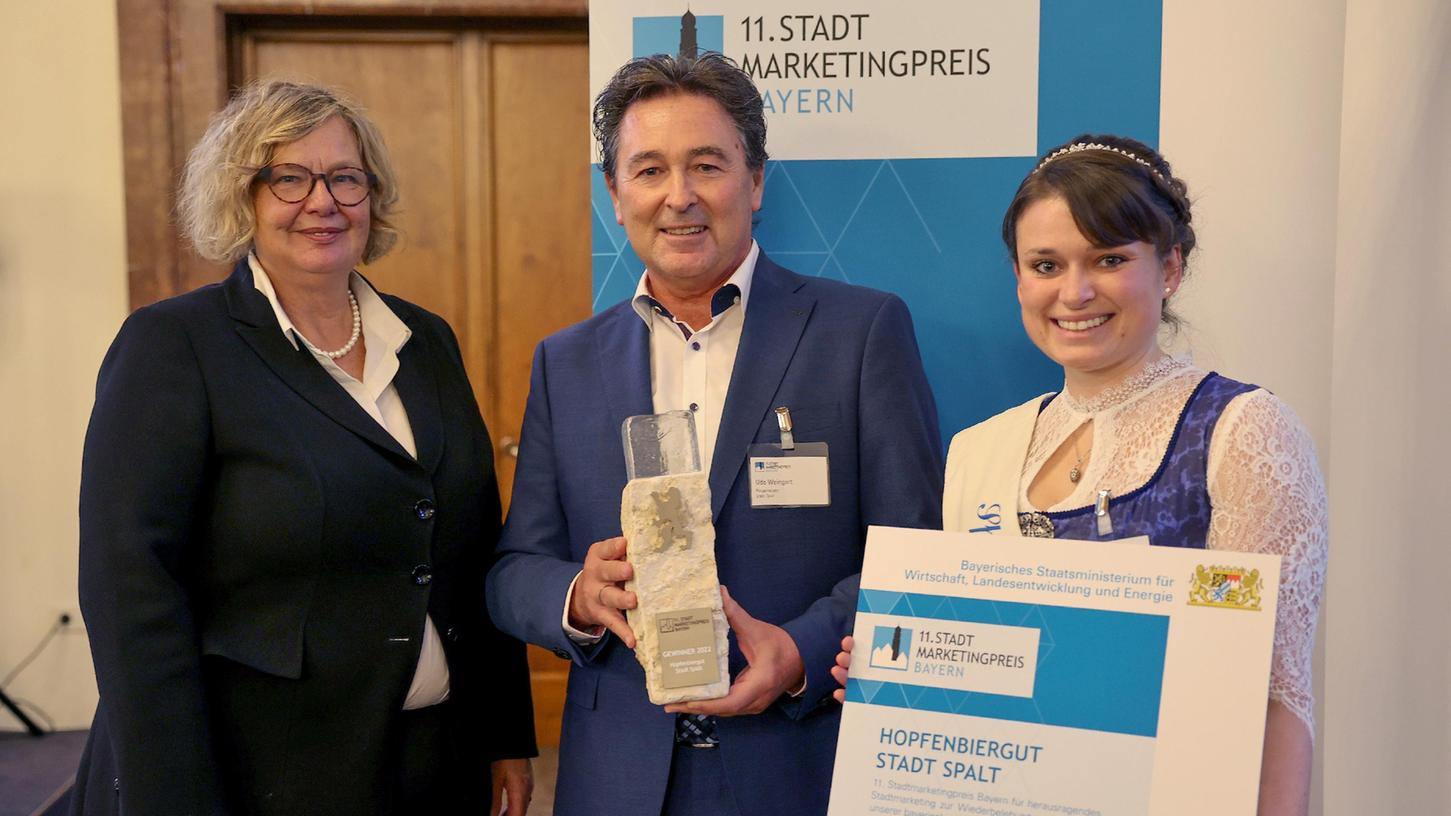 Spalts Bürgermeister Udo Weingart und Bierkönigin Johanna Merkenschlager (rechts) nahmen den Stadtmarketingpreis von Ministerialdirektorin Ulrike Wolf entgegen.

