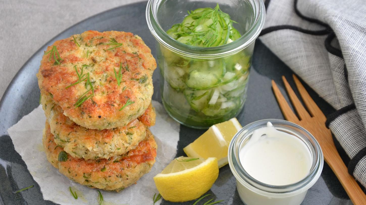 Ein feiner Zitronenabrieb sowie Lauchzwiebeln, Dill und Petersilie verleihen den Fischfrikadellen einen wunderbar frischen Geschmack. Ein feiner Zitronenabrieb sowie Lauchzwiebeln, Dill und Petersilie verleihen den Fischfrikadellen einen wunderbar frischen Geschmack.