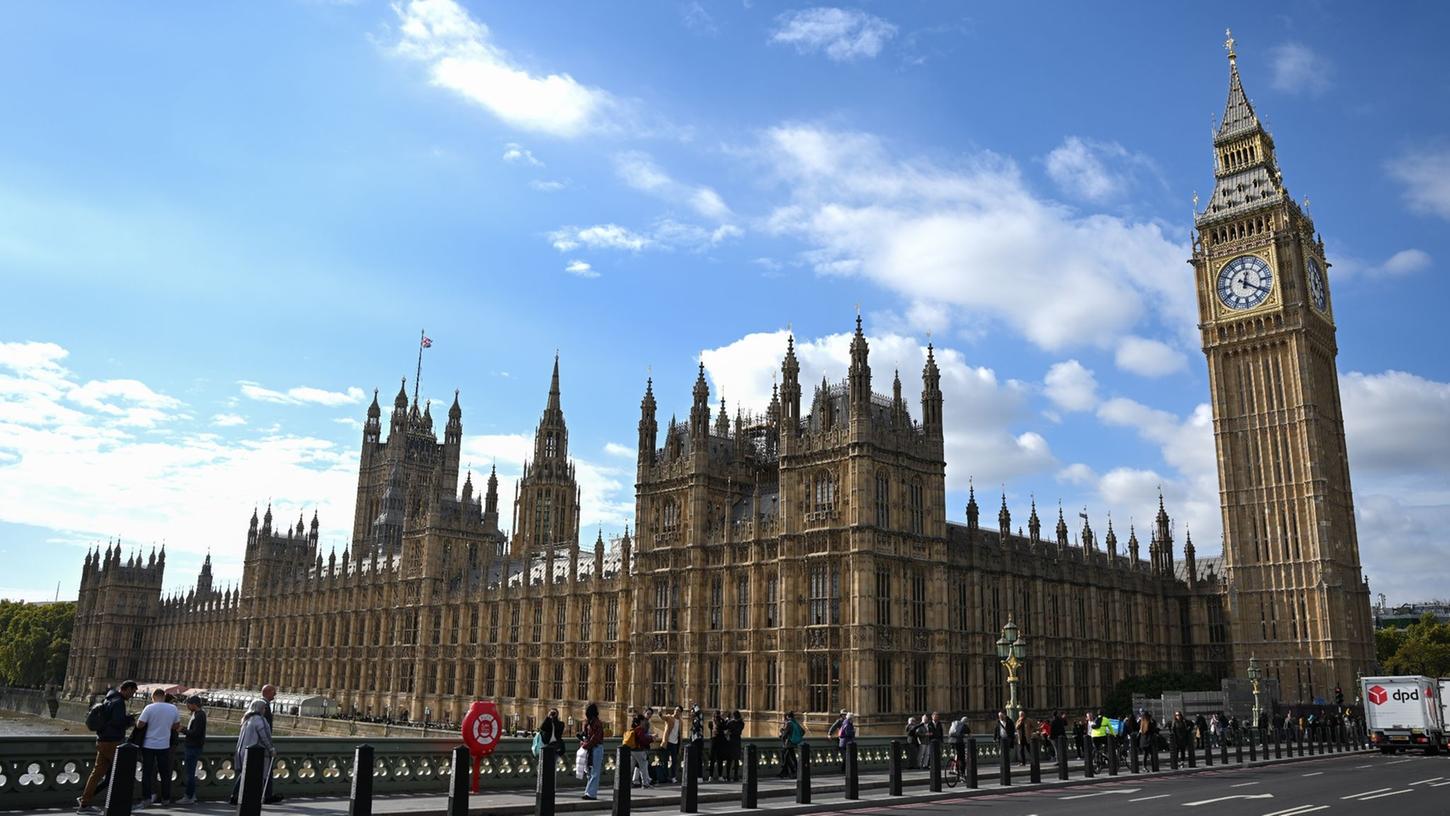 Am Big Ben und Westminster Palace, dem Sitz des britischen Parlaments führen Radwege vorbei.